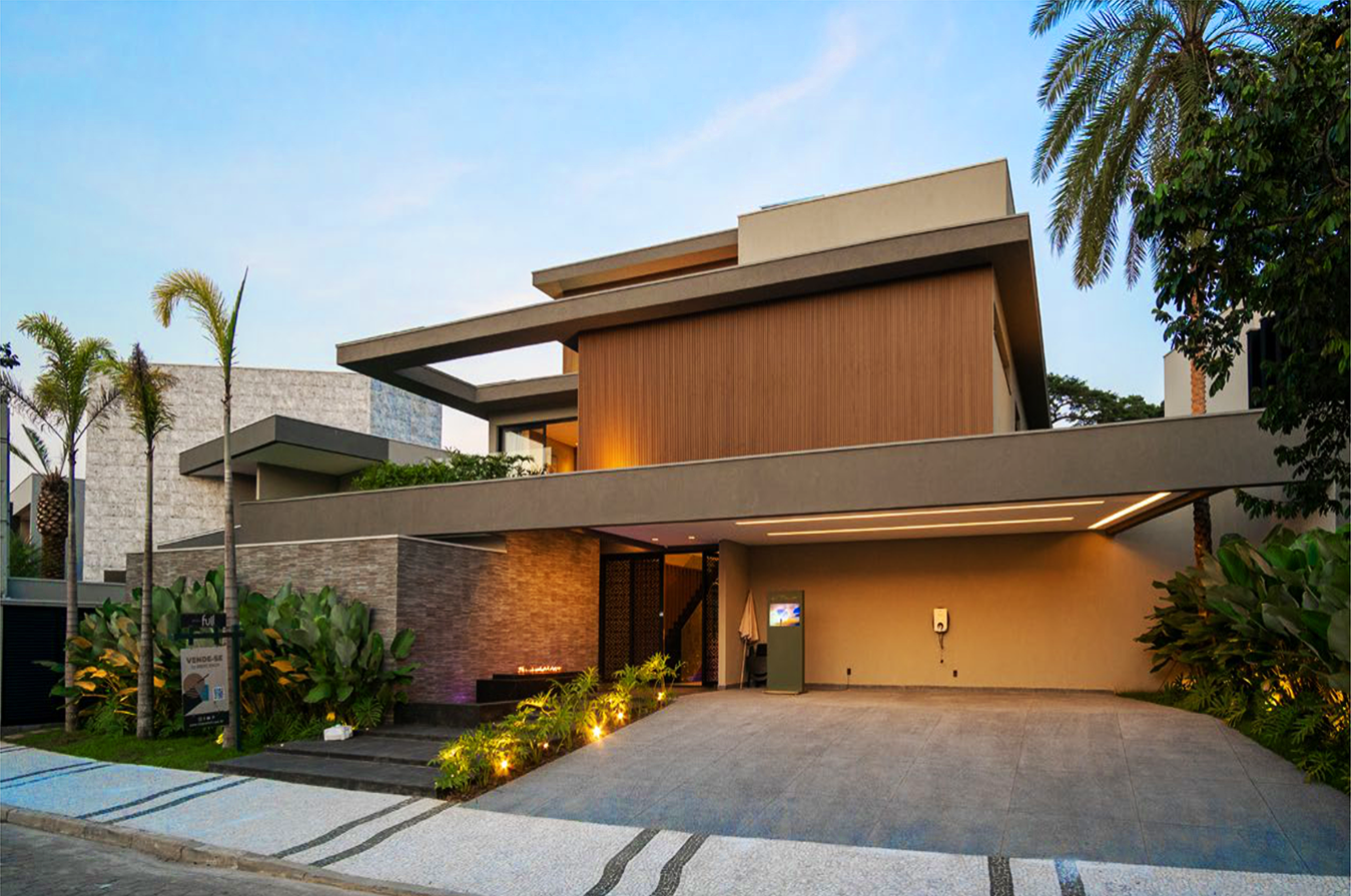 Fachada de casa de alto padrão com design moderno e iluminação sofisticada à noite.