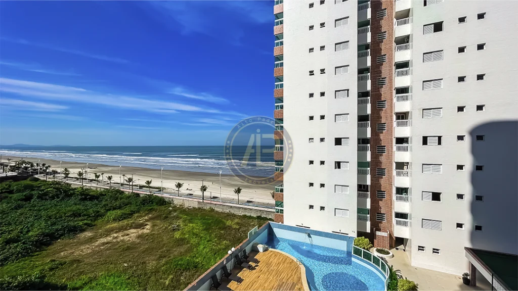 Vista para a praia e área de lazer com piscina no apartamento para locação em Mongaguá frente para o mar