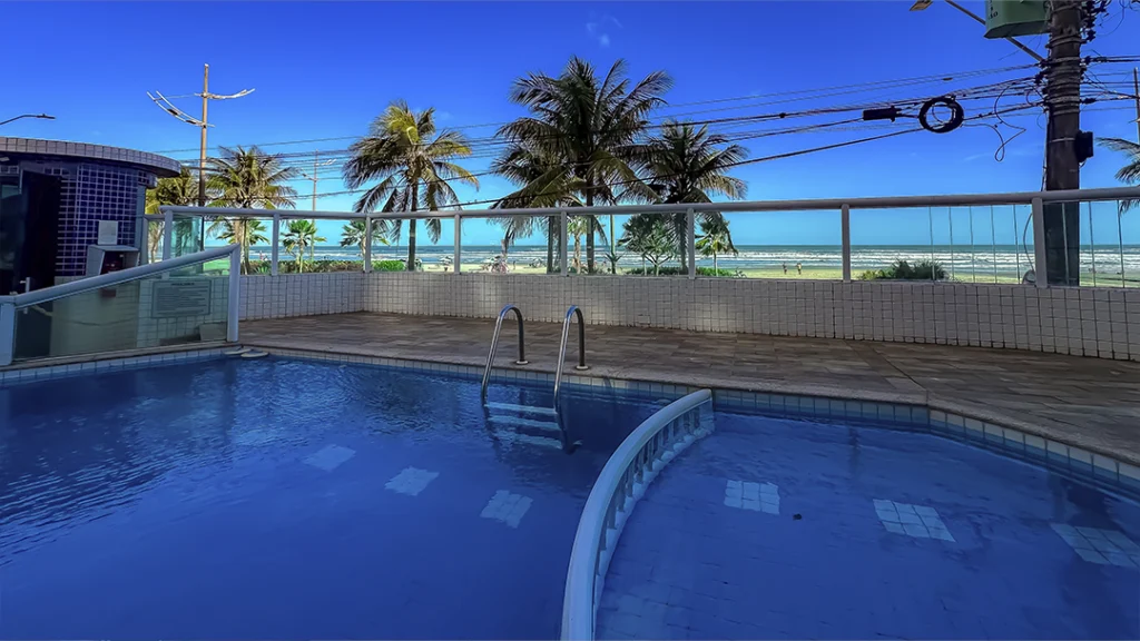 Piscina com vista para o mar do condomínio em Praia Grande