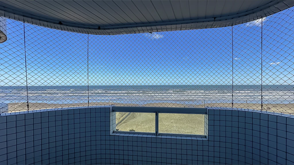 Sacada ampla com vista total para o mar no apartamento em Praia Grande