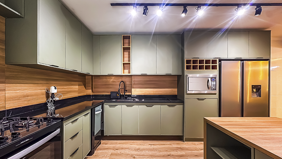Cozinha planejada com geladeira side by side e adega — Apartamento à venda Mongaguá AP0031
