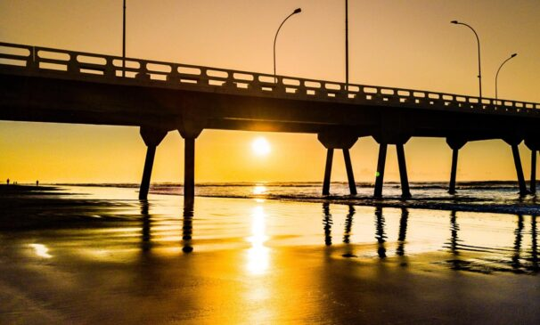 Pôr do sol na plataforma de pesca: cenário do litoral que representa a busca por segunda residência litoral São Paulo