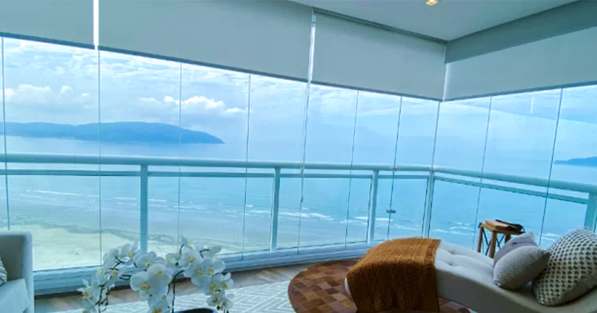 Varanda de imóvel de alto padrão no litoral de São Paulo com vista para o mar, luz natural e materiais naturais — wellness imobiliário