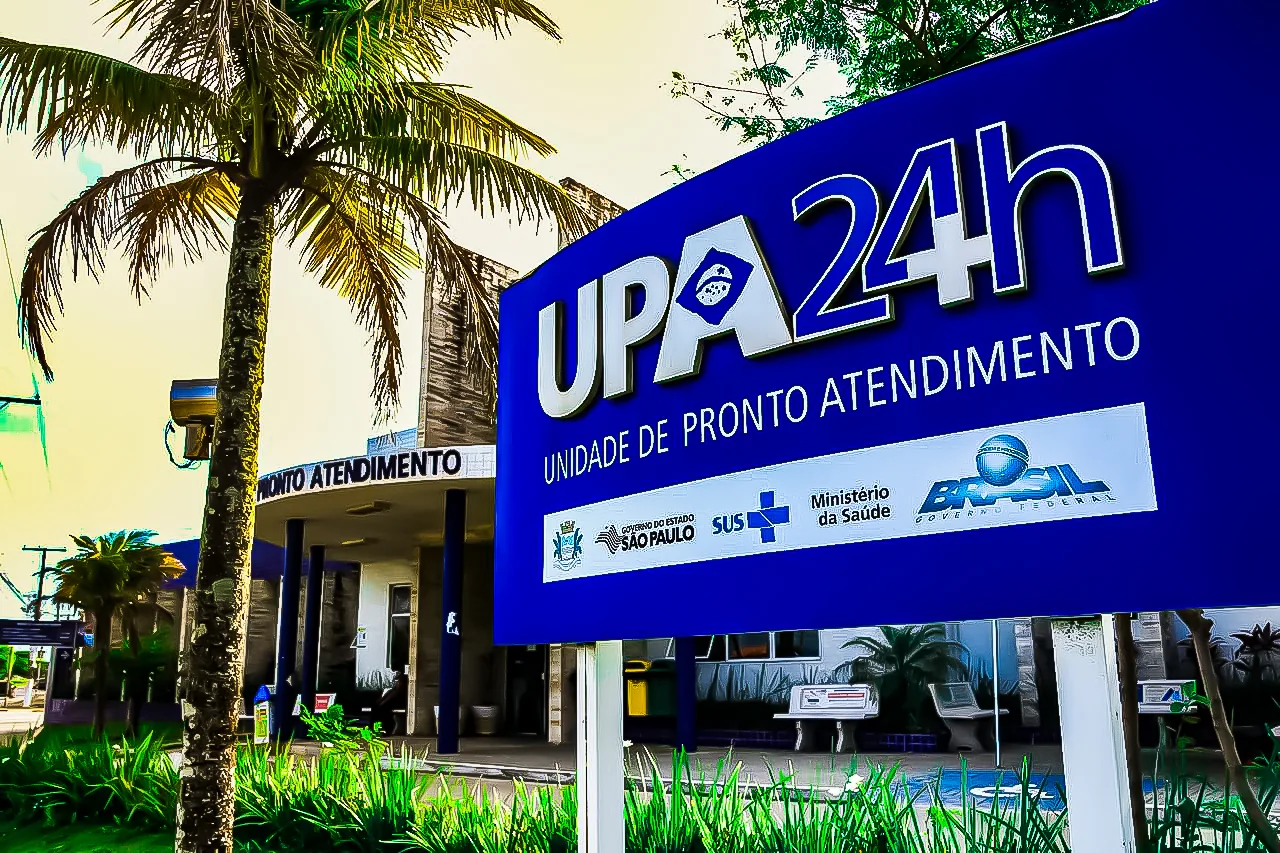 Fachada da UPA 24h (Unidade de Pronto Atendimento) do SUS em Mongaguá, referência de infraestrutura de saúde da cidade