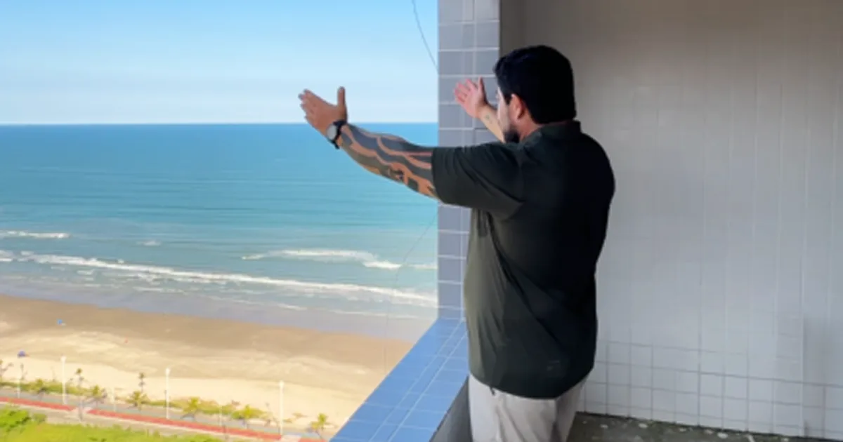 Robson G, corretor de imóveis, em apartamento frente ao mar no litoral sul paulista