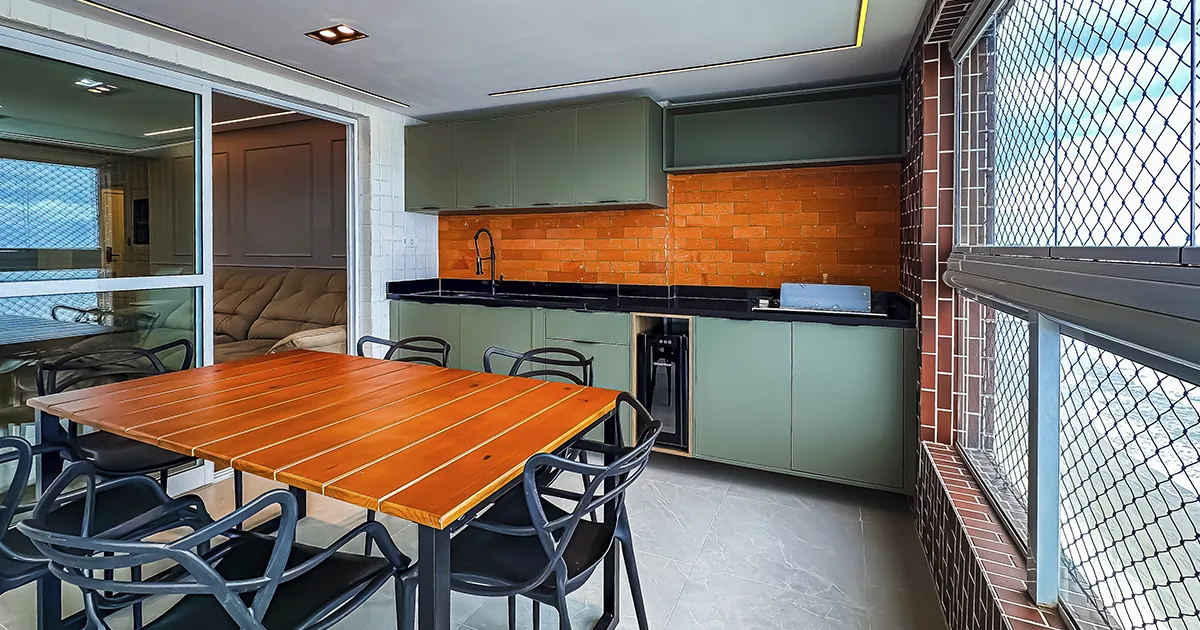 Varanda gourmet de apartamento frente ao mar em Mongaguá