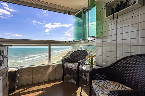 Vista panorâmica definitiva para o mar em sacada gourmet no Solemar Praia Grande.