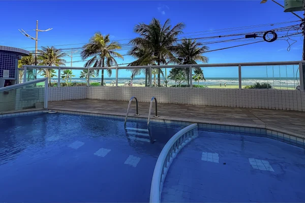 Piscina com vista para o mar do condomínio em Praia Grande