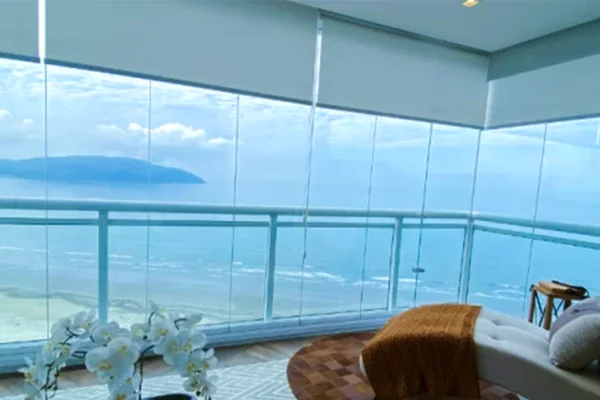 Varanda de imóvel de alto padrão no litoral de São Paulo com vista para o mar, luz natural e materiais naturais — wellness imobiliário