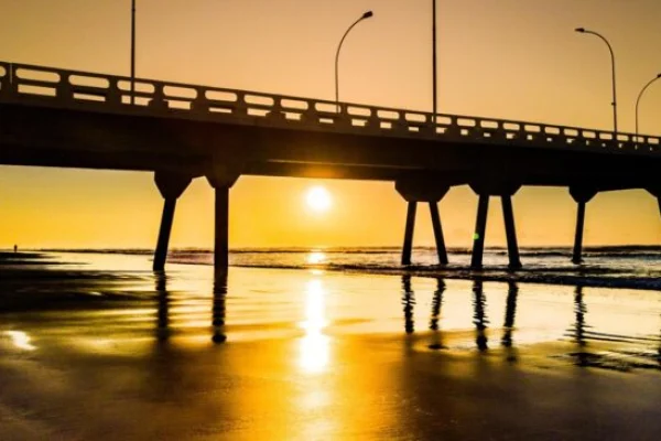 Pôr do sol na plataforma de pesca: cenário do litoral que representa a busca por segunda residência litoral São Paulo